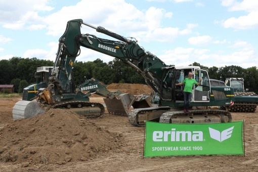 Eerste schop met graafmachine: De bouw van het ERIMA „Home of Teamsport“ is gestart.